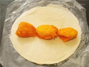 中间码放上芒果肉