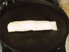 电饼铛预热后放入少许油，将制作好的芒果卷放入煎制