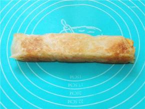 将剪好的芒果酥皮放在硅胶垫上切成均匀的段