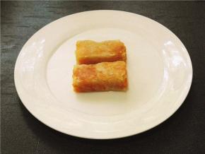 将芒果酥皮段放入盘中