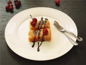 上面淋上巧克力酱，再点缀上樱桃，是否很漂亮呢。