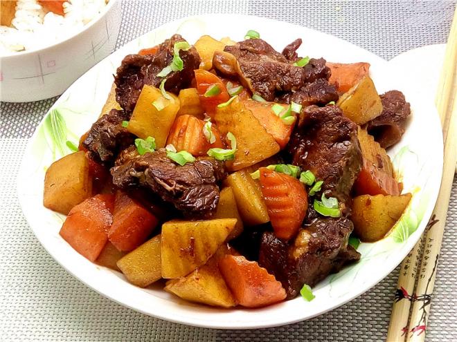 牛肉烩土豆胡萝卜
