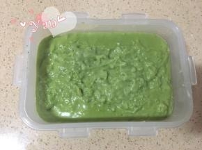 倒在原味小方上面，放凉后放入冰箱冷藏4小时以上再食用。