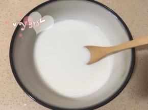 取纯牛奶80ml+玉米淀粉搅匀，备用；