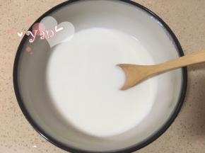 取纯牛奶80ml+玉米淀粉搅匀，备用；