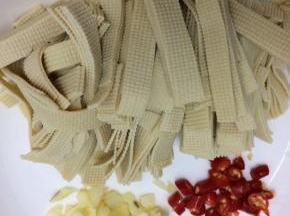 将干豆腐切成小条姜、蒜、小米椒切成小粒