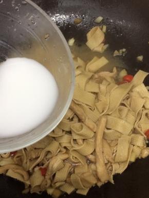 汤汁快要干时，倒入水淀粉勾欠