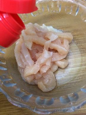 肉洗净切成小条，加入适量的油