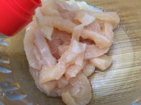肉洗净切成小条，加入适量的油