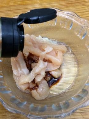 在加入生抽搅拌均匀，腌制十分钟