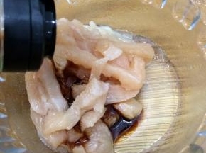 在加入生抽搅拌均匀，腌制十分钟