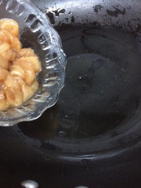 锅里倒入适量的油烧热后，倒入腌好的肉条炒到肉变色