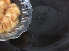 锅里倒入适量的油烧热后，倒入腌好的肉条炒到肉变色