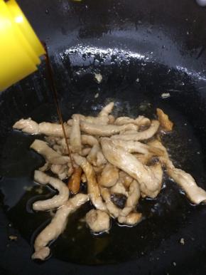 在加入适量的生抽翻炒均匀