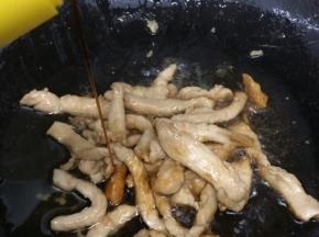 在加入适量的生抽翻炒均匀
