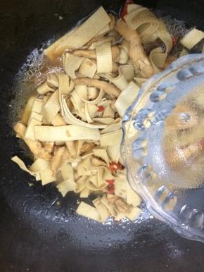 在加入半小碗开水，大火烧开