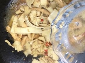 在加入半小碗开水，大火烧开