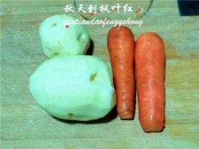 将土豆、胡萝卜洗净去皮。