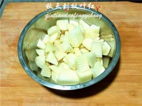 土豆切成滚刀块