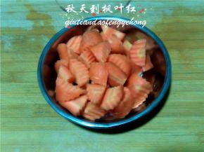 胡萝卜切成滚刀块