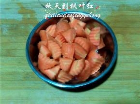 胡萝卜切成滚刀块