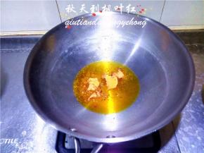 另取一锅，取炖肉时凝固的油放入锅中