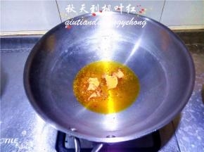另取一锅，取炖肉时凝固的油放入锅中