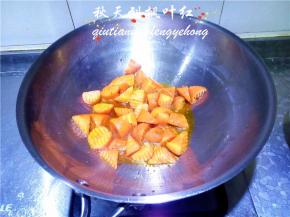 将胡萝卜块放入煸炒