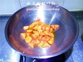将胡萝卜块放入煸炒
