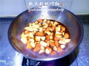 将炖肉汤汁倒入