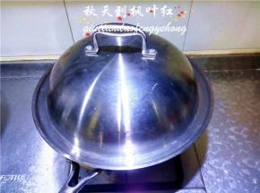盖上锅盖炖煮