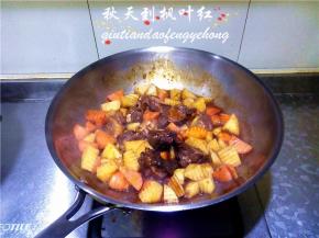 当煮制八分熟时放入牛腩肉块