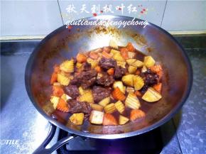 当汤汁将没，土豆胡萝卜均软烂即可关火。