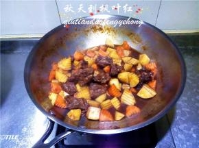 当汤汁将没，土豆胡萝卜均软烂即可关火。