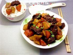 香喷喷的牛腩炖土豆胡萝卜就上桌啦。