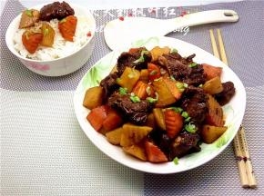 香喷喷的牛腩炖土豆胡萝卜就上桌啦。