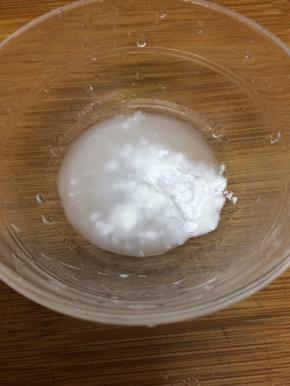 碗里加入适量的淀粉和清水搅拌均匀，成水淀粉备用