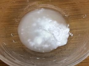 碗里加入适量的淀粉和清水搅拌均匀，成水淀粉备用