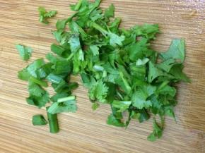 小葱和香菜切碎