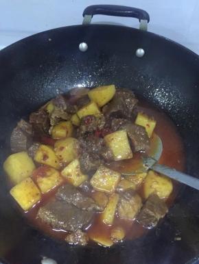 
煮开以后，将牛腩连带汤汁一起倒入高压锅内，压制30分钟左右解压起锅。在压牛腩的同时可以另起一锅，加入土豆白水煮15-20分钟（视土豆块大小而定）。
