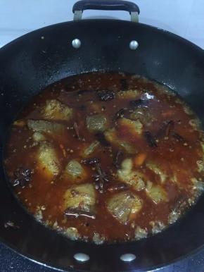 火锅底料炒散基本化开以后，加入清水，淹过牛腩。