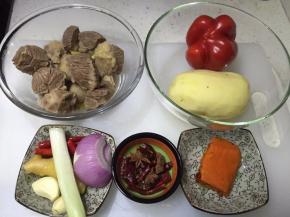 先将牛腩泡水10-15分钟去血水，因为牛腩炖煮以后会缩水，建议捞起后切成4厘米左右的小块，再放入锅内加入姜片煮10分钟左右捞出备用。
土豆削皮切块，削皮以后的土豆不泡水会氧化变黑，所以土豆需泡入水里备用。
大葱、小米辣切段，生姜切片，洋葱、红椒切块备用。
