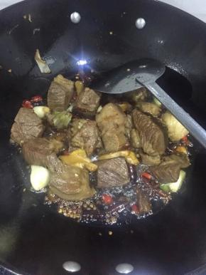 料炒香以后加入牛腩继续炒出牛肉香味