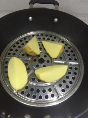 土豆洗净切块上锅蒸熟