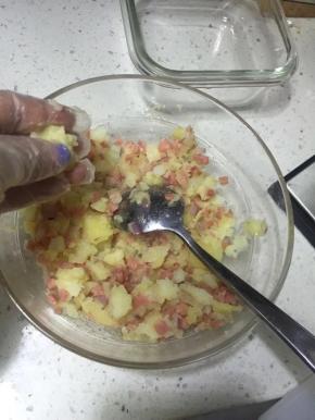蒸好的土豆捣烂，捣成泥以后加入炒好的火腿粒和洋葱粒搅拌均匀