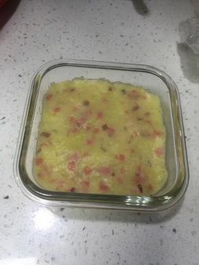 把拌匀的土豆泥装入可入烤箱的餐具以后表面压平