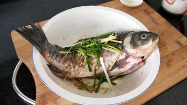 鱼打一字花刀，放入腌鱼料按摩鱼身，放入姜葱腌制15分钟以上