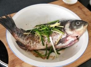 鱼打一字花刀，放入腌鱼料按摩鱼身，放入姜葱腌制15分钟以上