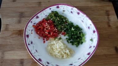 将蒜，青红椒切碎，葱叶切葱花，家里仔姜没有，就没添加