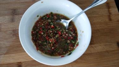 加盐，生抽，味极鲜，香醋，麻油，泡菜水或温水拌匀